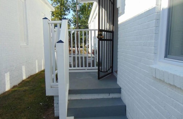 MercyBungalow #2 with king sized bed and shower room