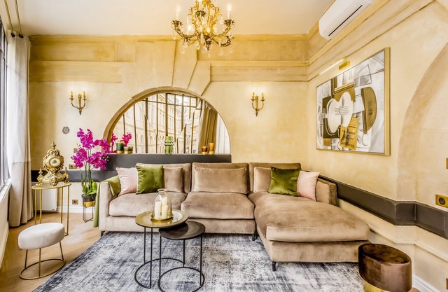 Merveil Signature Suite - Valois - Louvre view