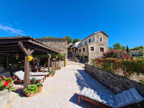 Mes Maisons Gardoises, Two Gites sleeping 13 with Two Private pools, Kids Room, Laundry, Disco, free WiFi, Linen and Dog's are Welcome