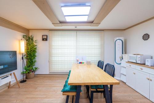 Metro Stay Daejeon Cozy home at transport hub