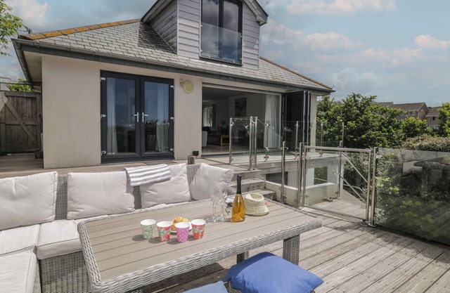 MEWSTONE VIEW, pet friendly, country holiday cottage in Wembury