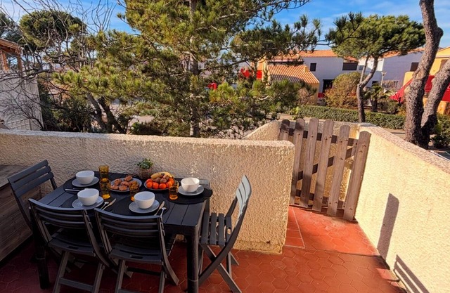 Mezzanine apartment 100m from the beach, near Place Lydia, close to entertainment.