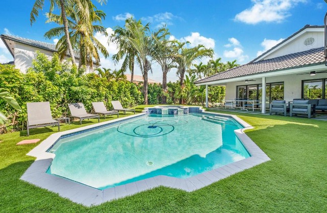 Miami Oasis with Lakefront Beach Jacuzzi and Golf L56