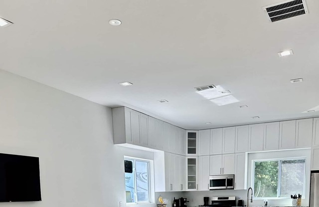 Michigan Farmhouse near golf course & lake. Sleeps 12. Family-Friendly