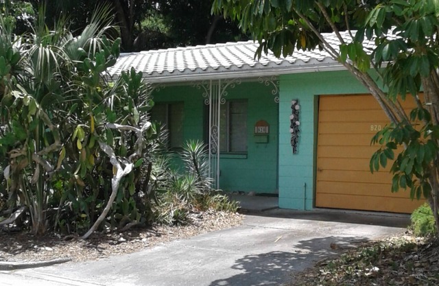 Mid-Century Modern Urban Garden Retreat