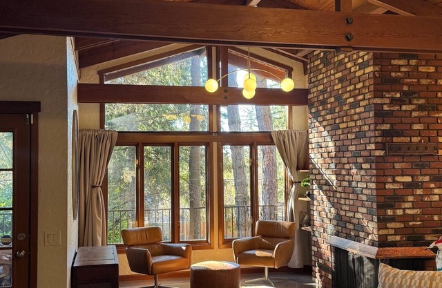 Mid-Century Modern Beauty - Movie Theater, AC!