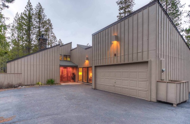 Mid-century modern ski cabin with large, private deck and hot tub. Pet Friendly