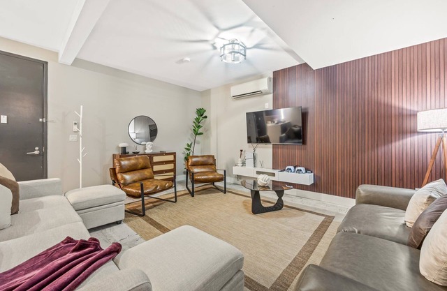 Mid-Century Stay: 5BR and 5 Baths w/PS5 & Laundry