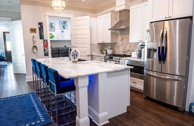 Mid City Gorgeous Custom 4/3 one block from Street Car