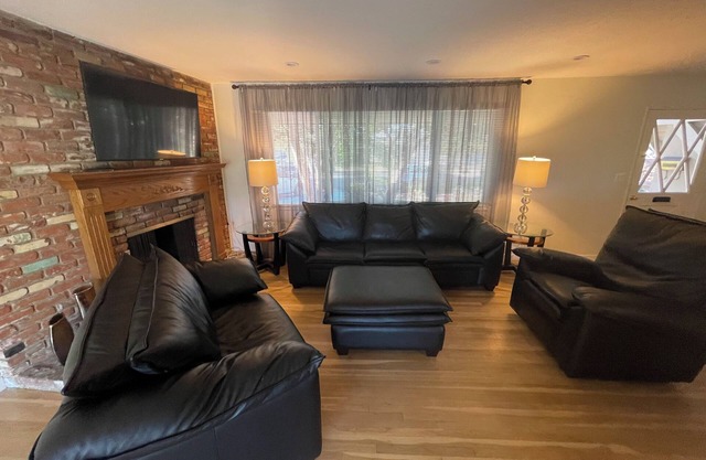 Mid-Term 4-bedroom mid-century house w fantastic pool & patio in Granada Hills