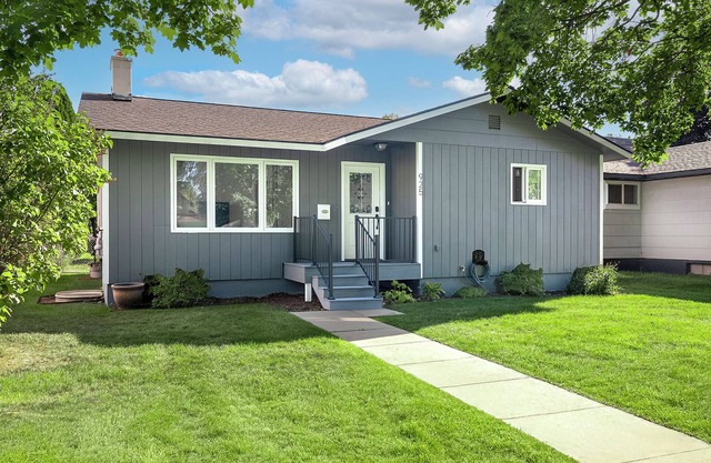 Mid-Way on 3rd, Sleeps 10, Sauna and Firepit