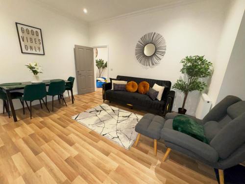 Middleton 4-Beds Sleeps 7 with Street Parking