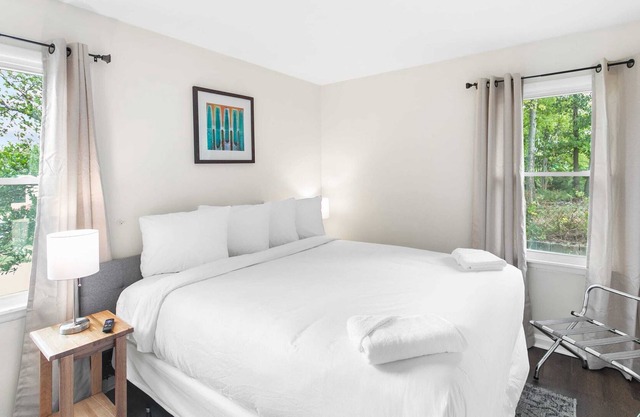 Midtown Apartment, Near Parks! The Bricks 3 Units!