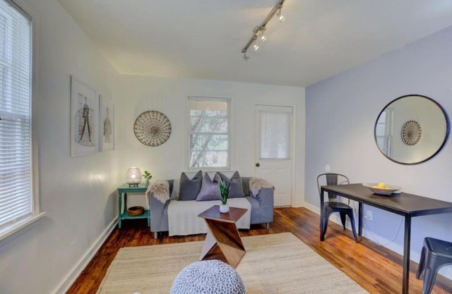 Midtown Cottage Walk to Overton Square