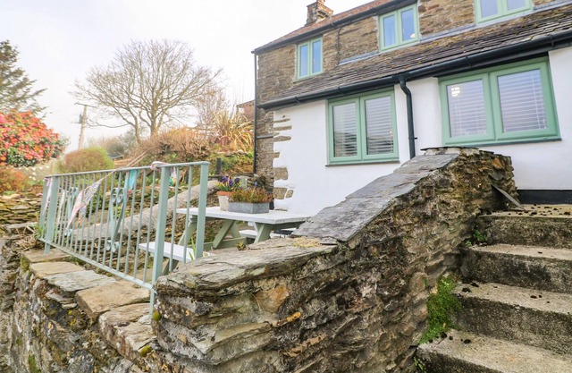MILL COTTAGE, pet friendly, character holiday cottage in Pelynt