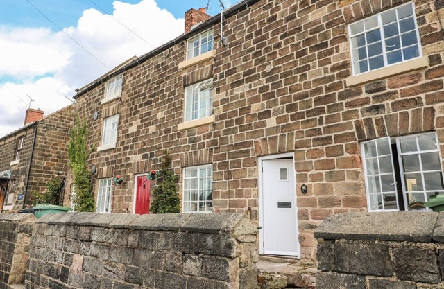 MILL VIEW COTTAGE, pet friendly, with open fire in Belper