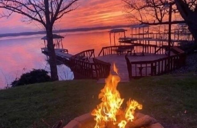 “Million Dollar View Over Seneca Lake – Your Perfect Getaway!”