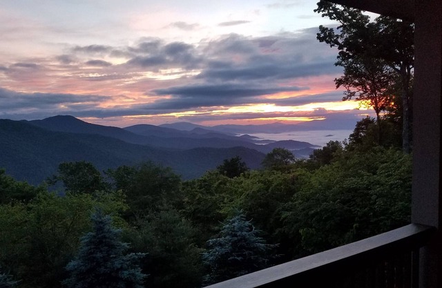 Million $$ Home, Elevator, View of Big Bald, Hot Tub, Sleeps up to 12