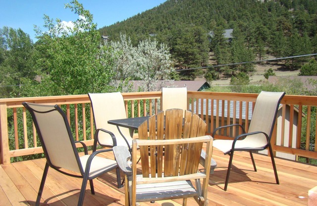 Min. 10% discount 7 day stay, 10 min. to RMNP, Mtn Views, 2 decks, pets allowed