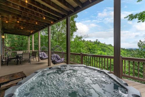 Min to Hatley Pt - Stunning Mtn Views - Hot Tub