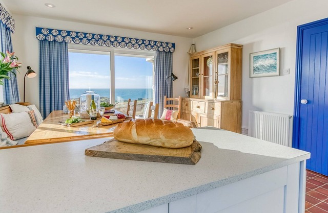 Min y Mor - a sea view that sleeps 8 guests in 4 bedrooms