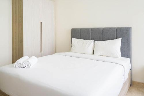 Minimalist and Homey Studio Menteng Park Apartment By Travelio