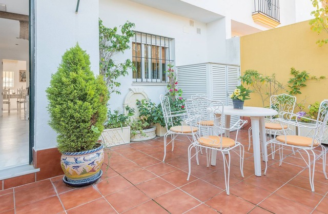 Minutes from Beach with Beautiful Patios, Wi-Fi and Charming Decor