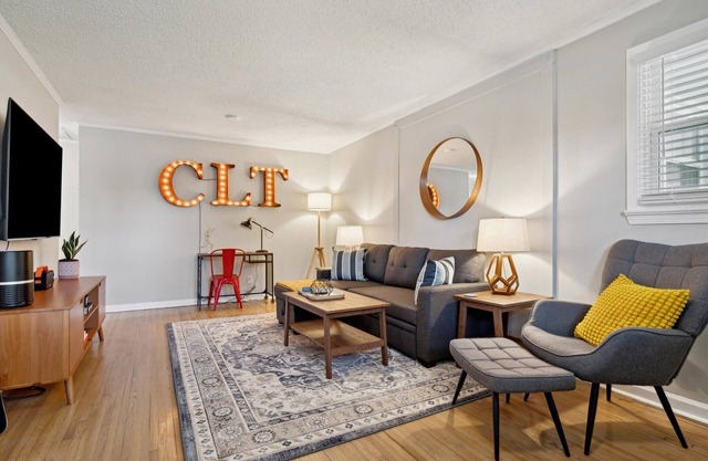 Minutes to Uptown/South End Pet Friendly Cozy Charmer