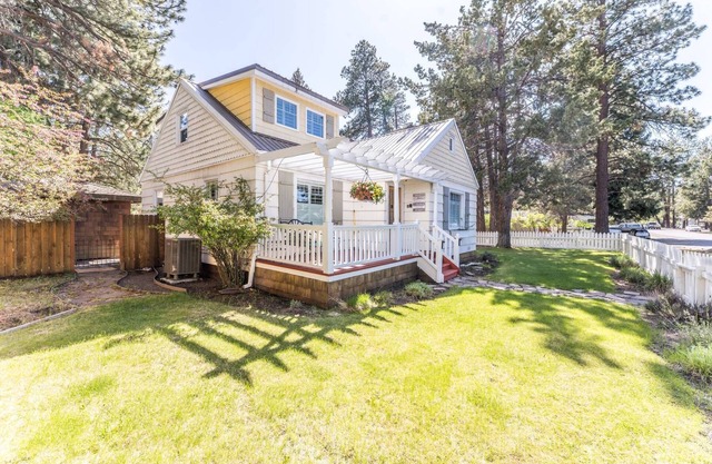 Minutes walk to Downtown, Whychus Creek—4-bedroom, cozy cottage/Private Sauna.