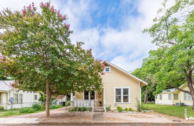 Mistletoe House - Walking distance to downtown - Getaway