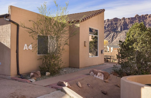 Moab Basecamp! 10 min to Arches | Pool & Hot tub