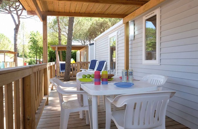 Mobilehome with air conditioning, terrace and pool