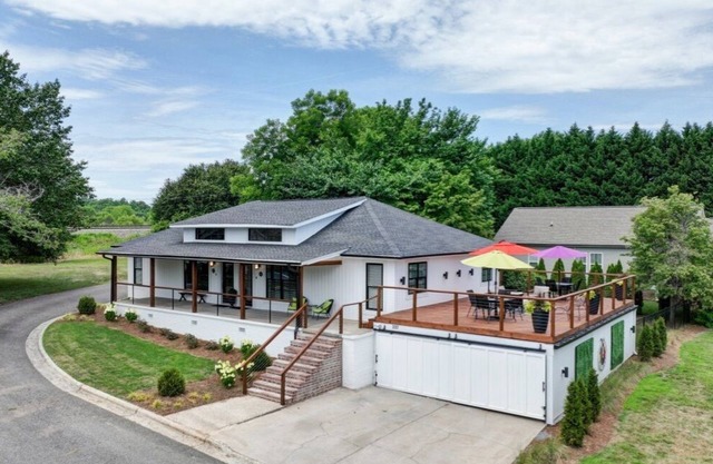 Mod/2BR fire pit+corn hole+bikes+kayaks+private golf+gym+pass. Close to CLT