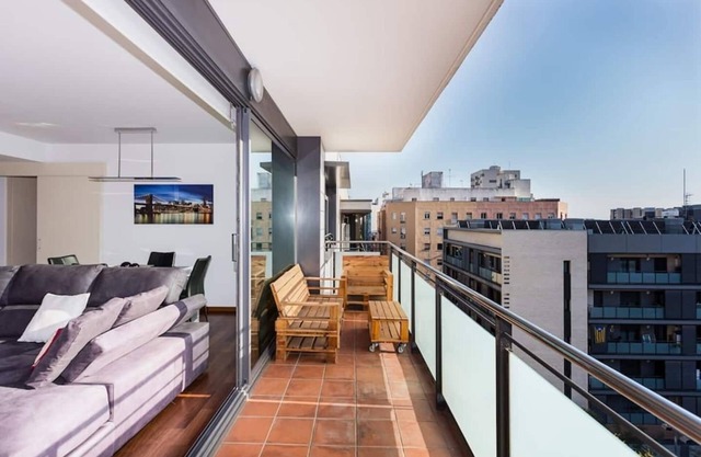 Modern and very comfortable apartment with all amenities. Nearby the Europa Fira Barcelona at 15 min by metro/bus from Barcelona center (Plaza Cataluña) and 15 minutes from the airport by car. Ideal for families and couples.