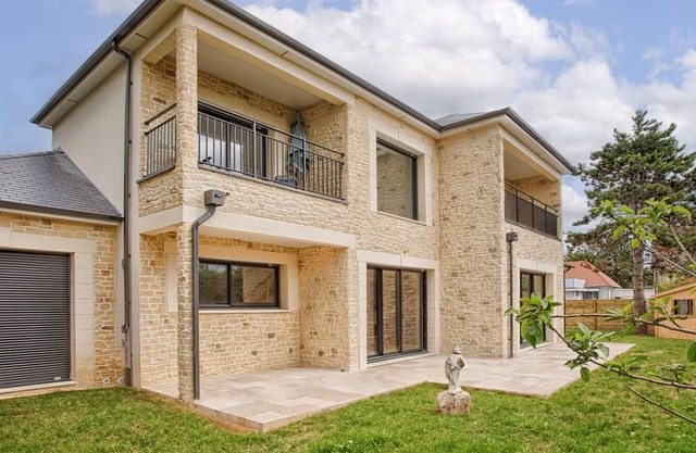 Modern and Spacious House 50m from the Beach for 12 people