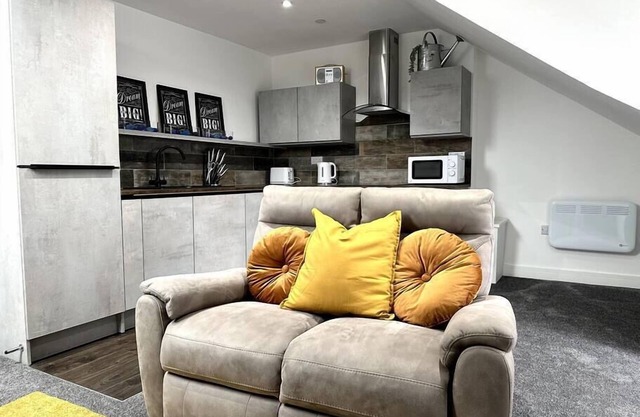 Modern 1 Bedroom Apartment Near City Centre