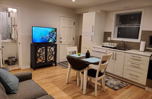 Modern 1 bedroom apartment in very convenient location.