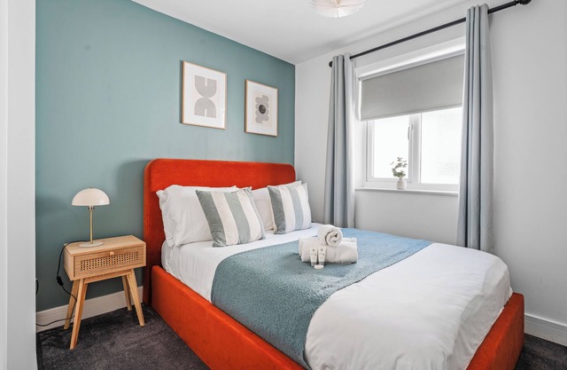 Modern 1BR Near Independent Eateries