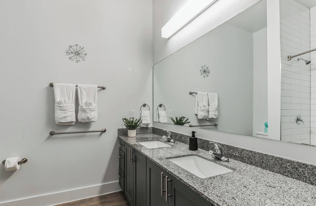 Modern 2 Bd/2 bath apartment - 3 beds - parking, pool, gym, desk