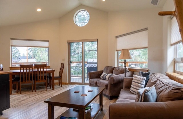 Modern 2 bdrm Walk to Downtown Sisters