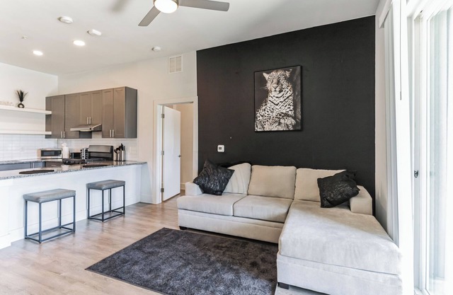 Modern 2 bed 2 bathroom apt - 3 beds. Parking - Gym - Pool - Desk