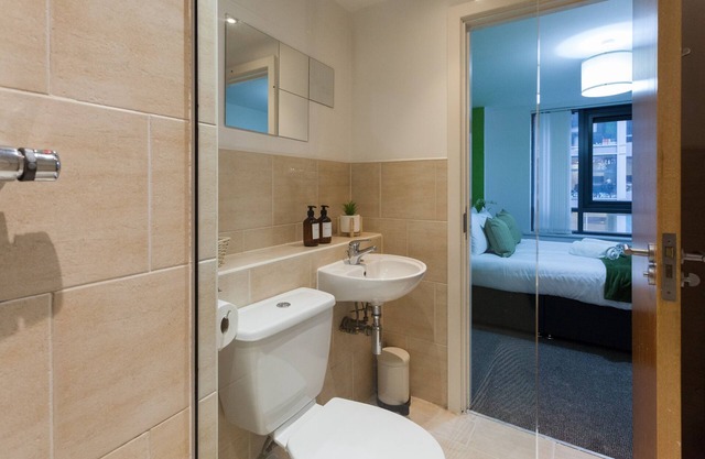 Modern 2 Bed Flat in Liverpool City Centre