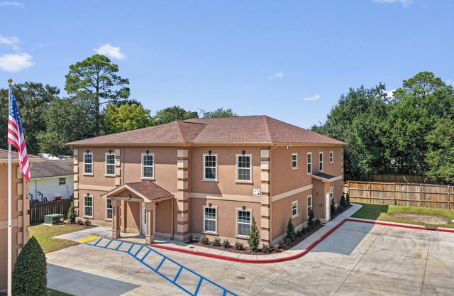 Modern 2-Bedroom Villa with WiFi, Kitchen, Pool apartment in D'Iberville