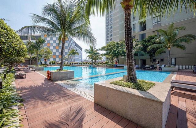 Modern 2BR City View Apartment/Walk to Metro & Mall/Free Pool &Gym