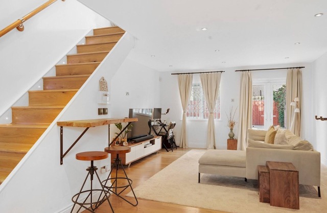 Modern 2Bed Home Driveway & Garden | London E16