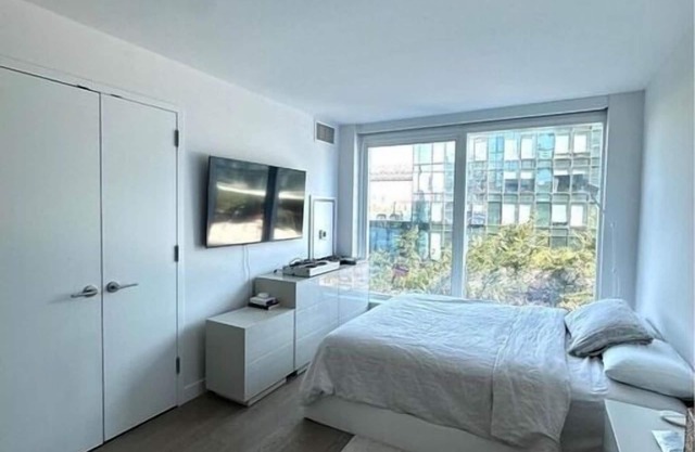 "Modern 2BR/2BA Apartment - With Williamsburg Bridge Views, NYC!"