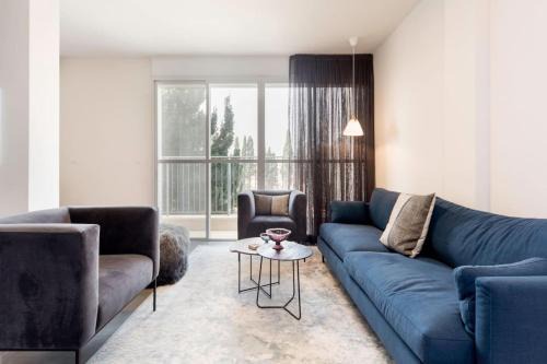 Modern 2BR Apt w Private Parking in City Center by Sea N' Rent