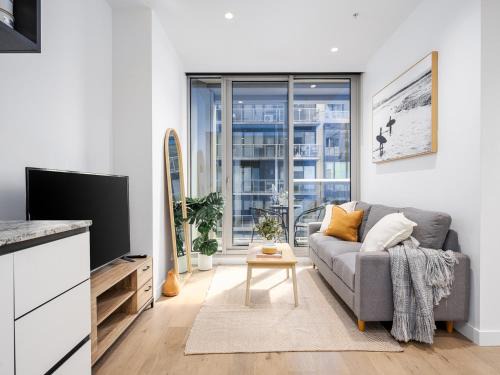 Modern 2BR Getaway, Prime CBD, Balcony, Pool, Gym