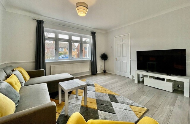 Modern 3 Bed Chigwell House (Free Parking)