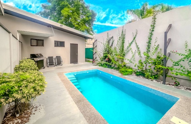 Modern 3-bed in Downtown Uvita with Pool